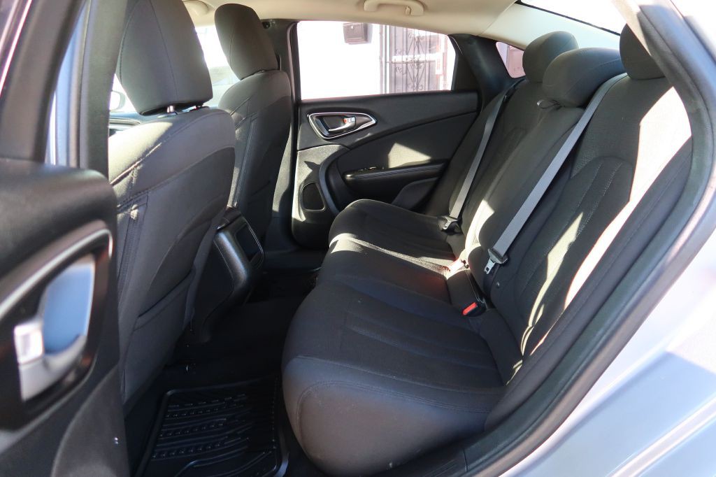 2016 Chrysler 200 Image 7