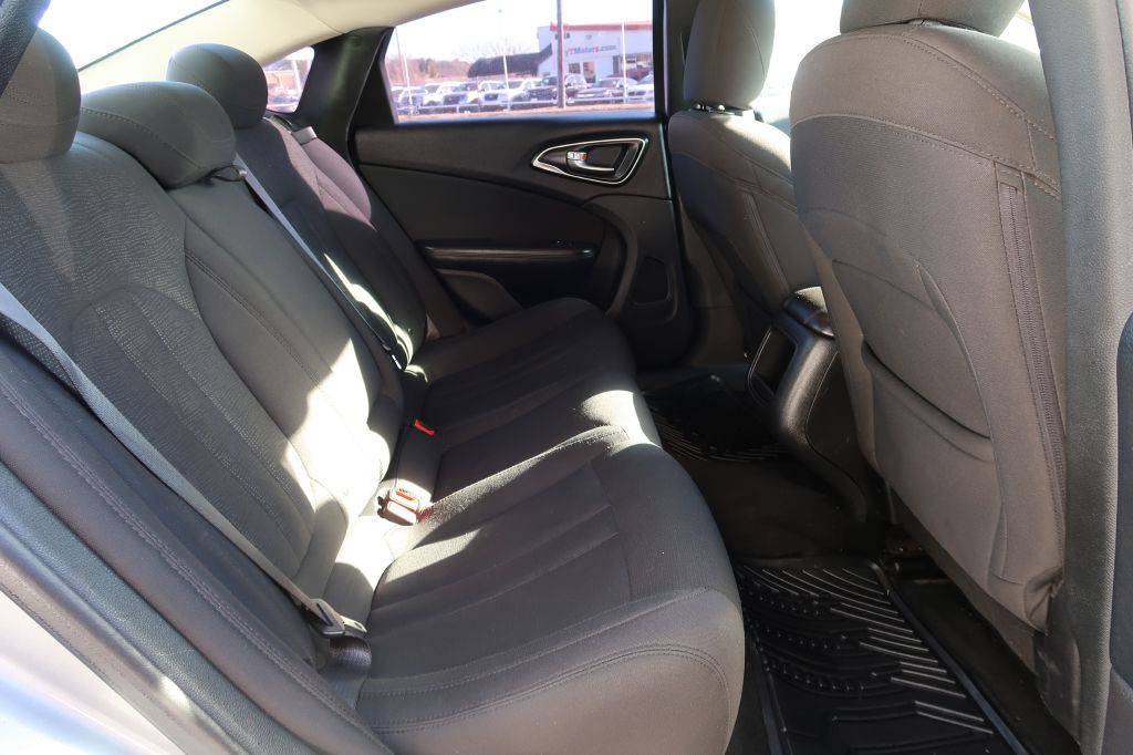2016 Chrysler 200 Image 8