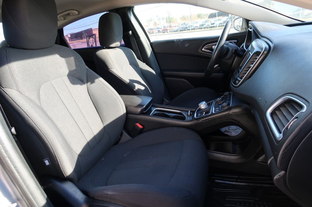 2016 Chrysler 200 Image 9