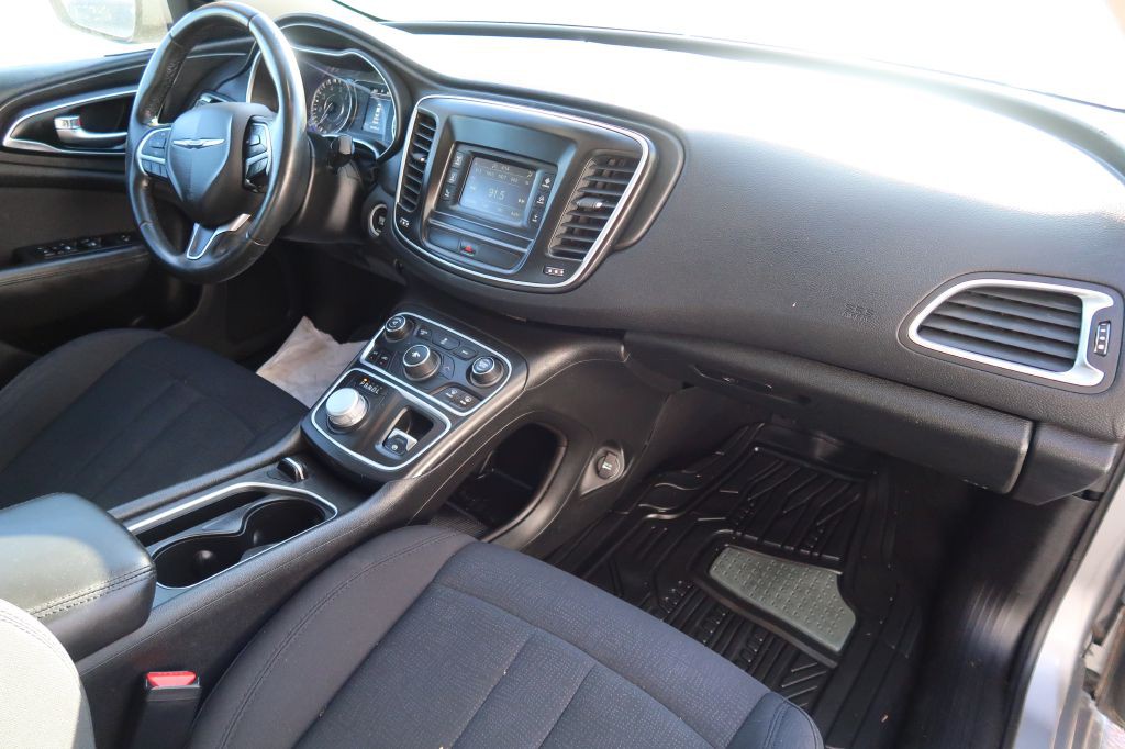 2016 Chrysler 200 Image 10