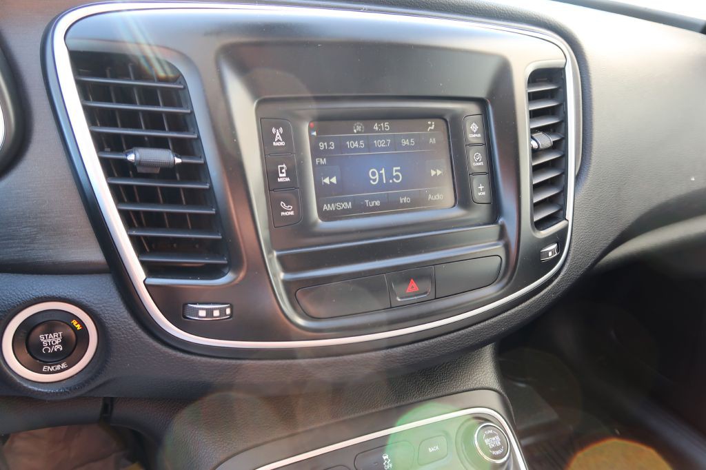 2016 Chrysler 200 Image 13