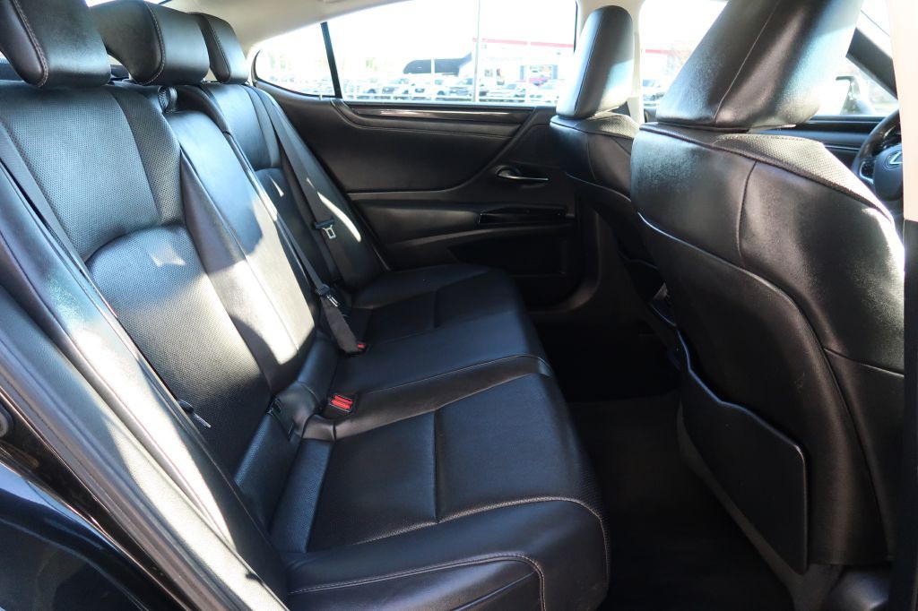 2022 Lexus ES Image 9