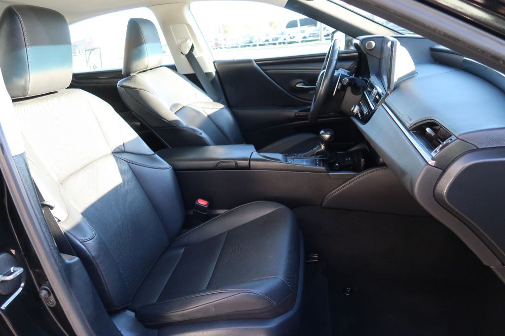 2022 Lexus ES Image 10