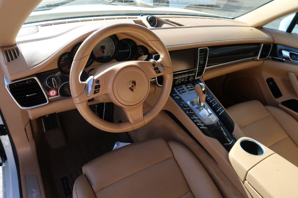 2016 Porsche Panamera Image 8