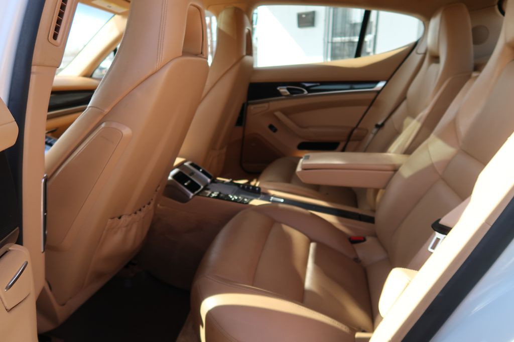 2016 Porsche Panamera Image 9
