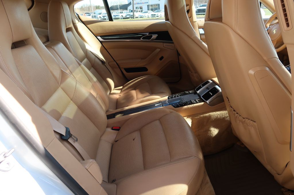 2016 Porsche Panamera Image 10