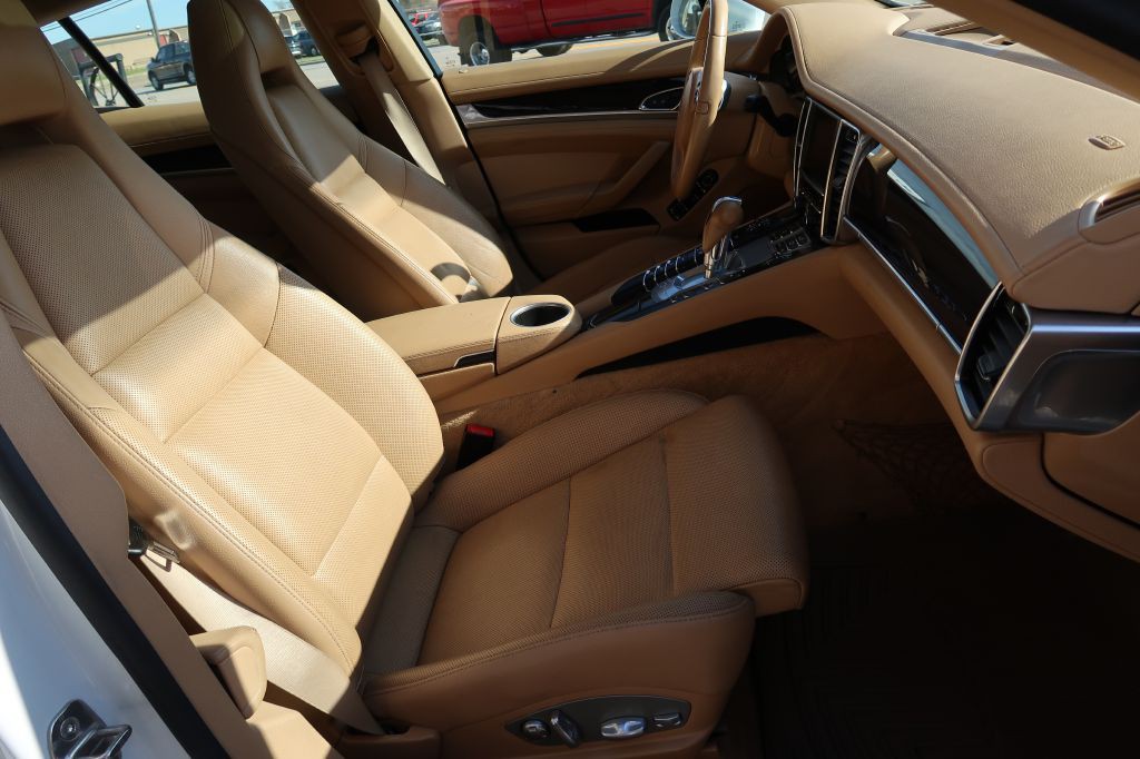 2016 Porsche Panamera Image 11
