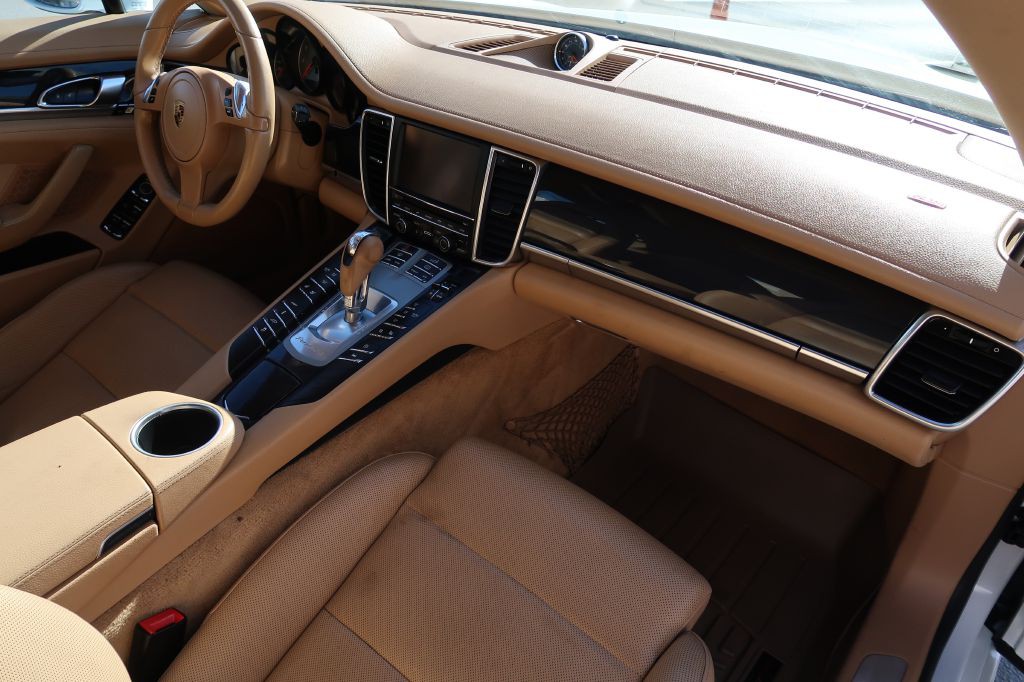 2016 Porsche Panamera Image 12