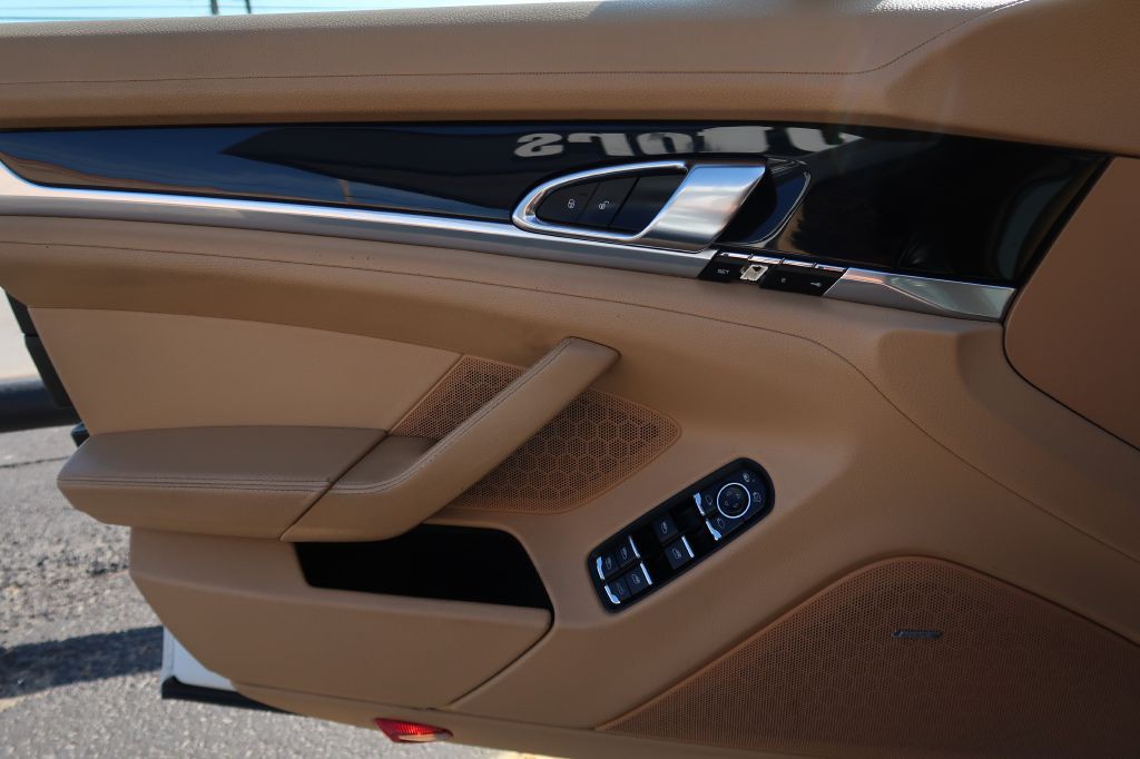 2016 Porsche Panamera Image 14