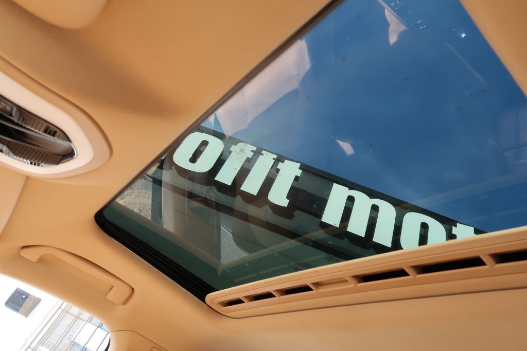 2016 Porsche Panamera Image 16