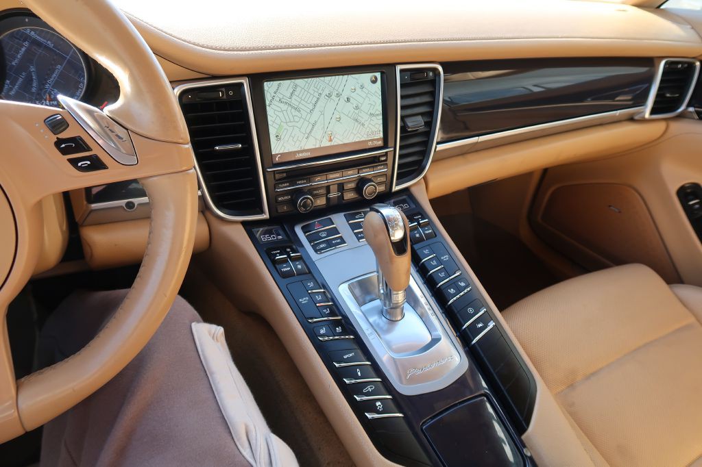2016 Porsche Panamera Image 18