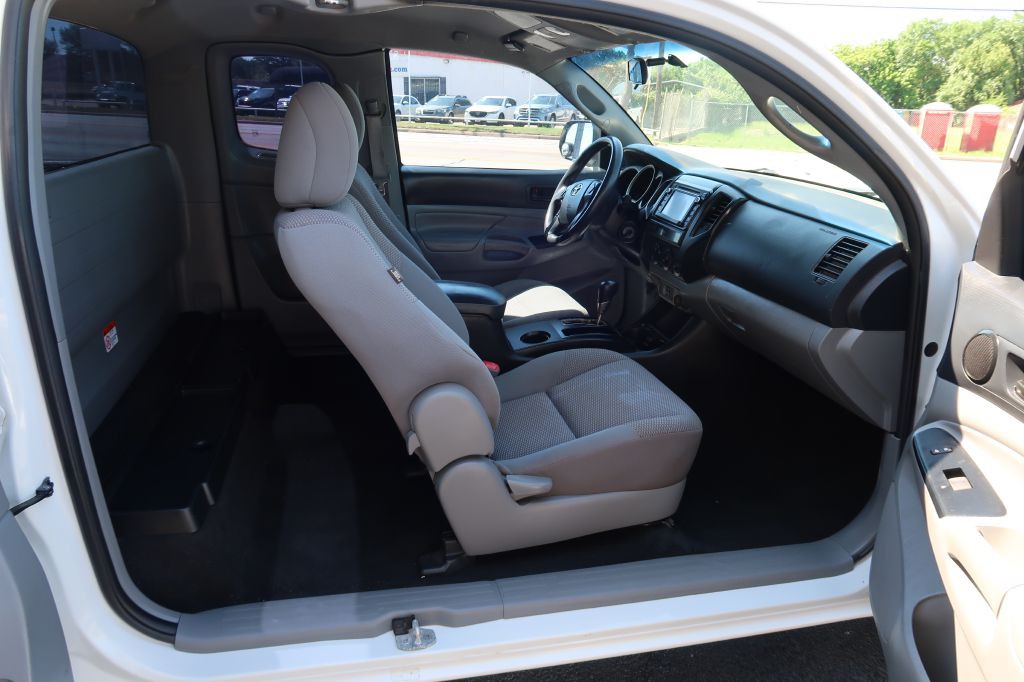 2015 Toyota Tacoma Image 9