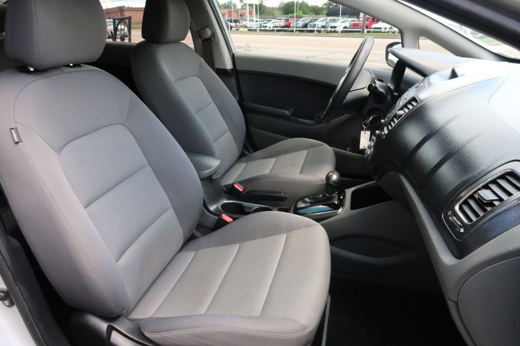 2017 Kia Forte Image 9