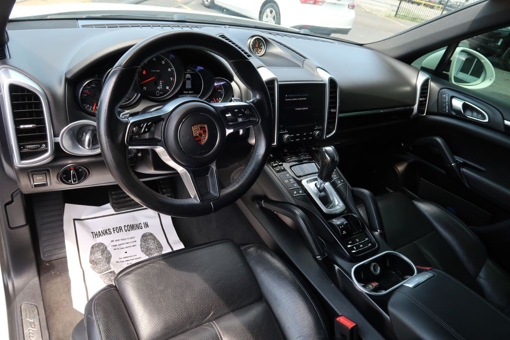 2017 Porsche Cayenne Image 8