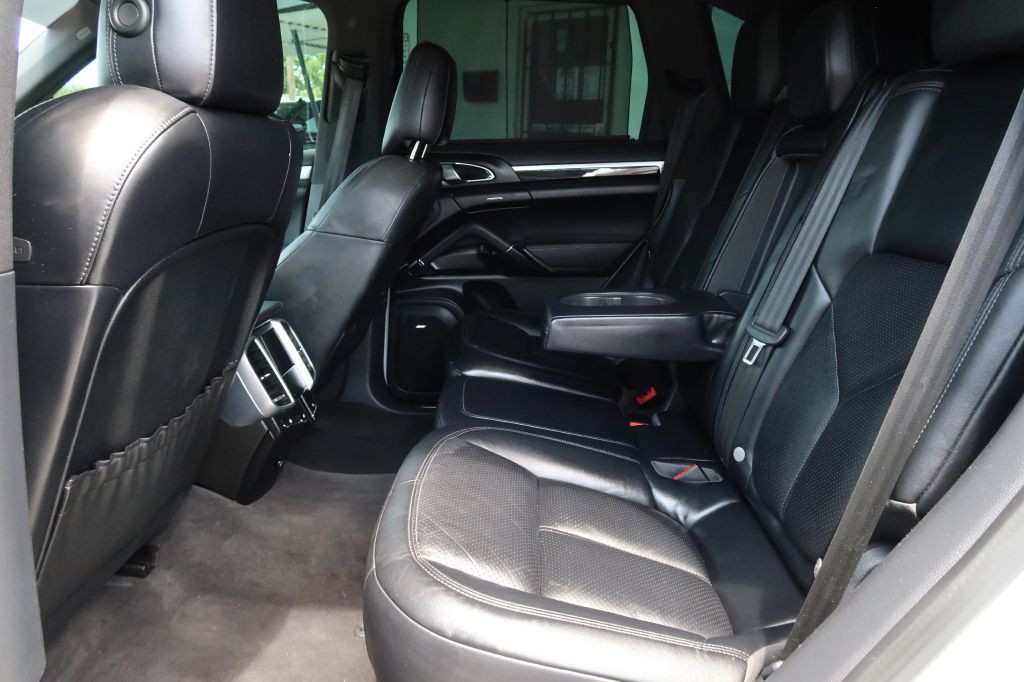 2017 Porsche Cayenne Image 9