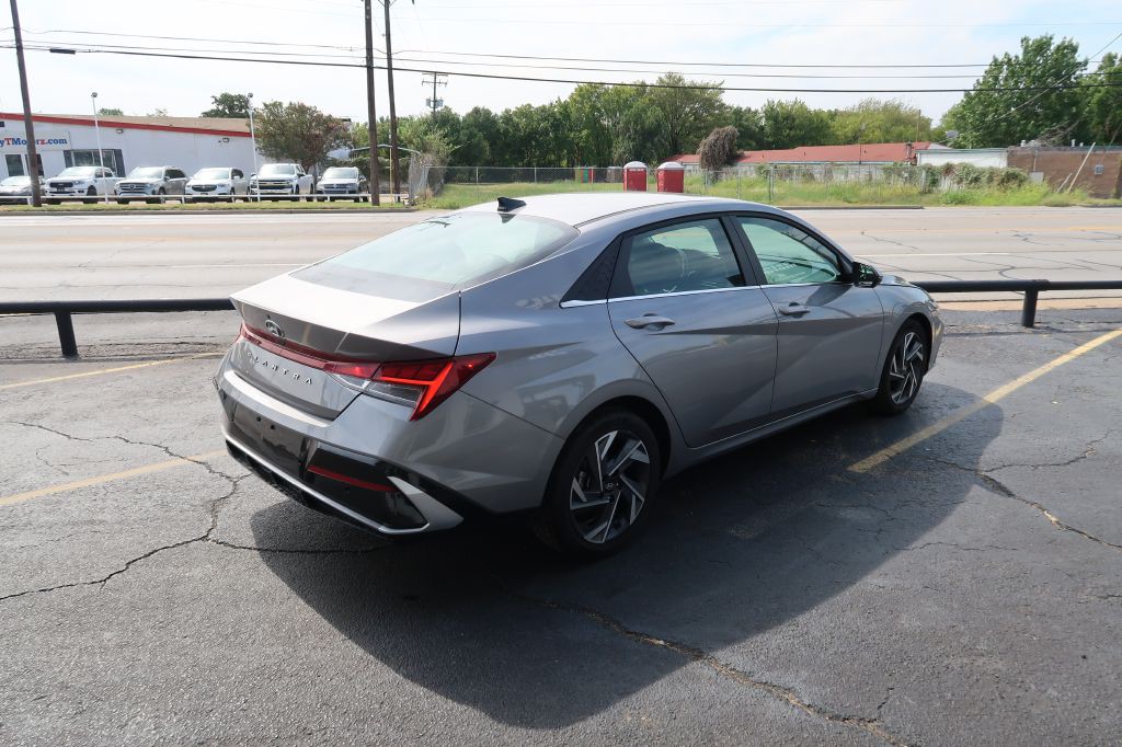2025 Hyundai Elantra Image 3
