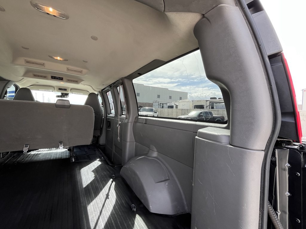 2021 GMC Savana Image 17