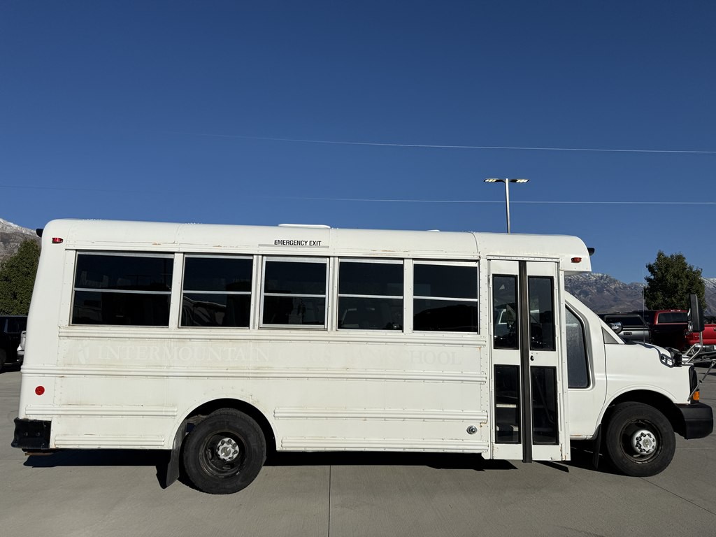 2016 Chevrolet Express Image 2
