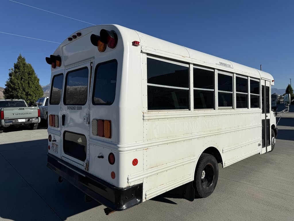 2016 Chevrolet Express Image 3