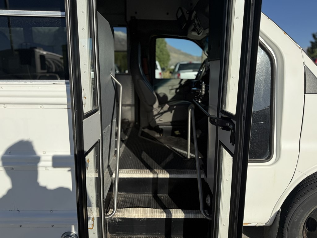 2016 Chevrolet Express Image 15