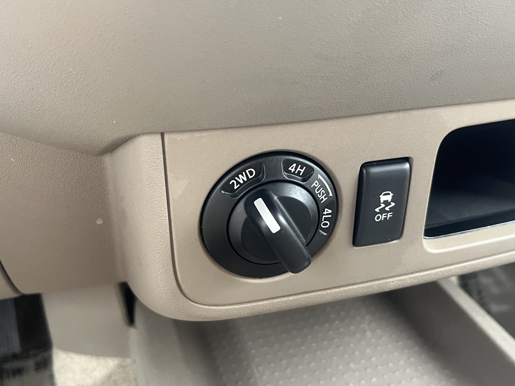 2016 Nissan Frontier Image 32