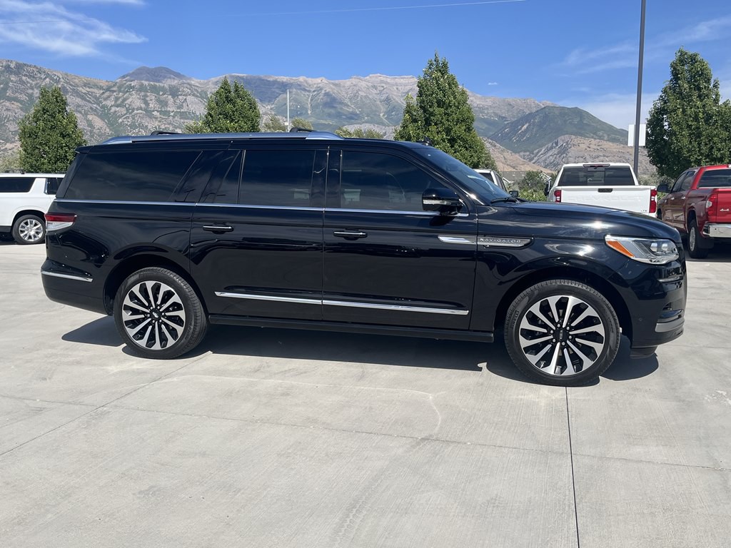 2023 Lincoln Navigator Image 2
