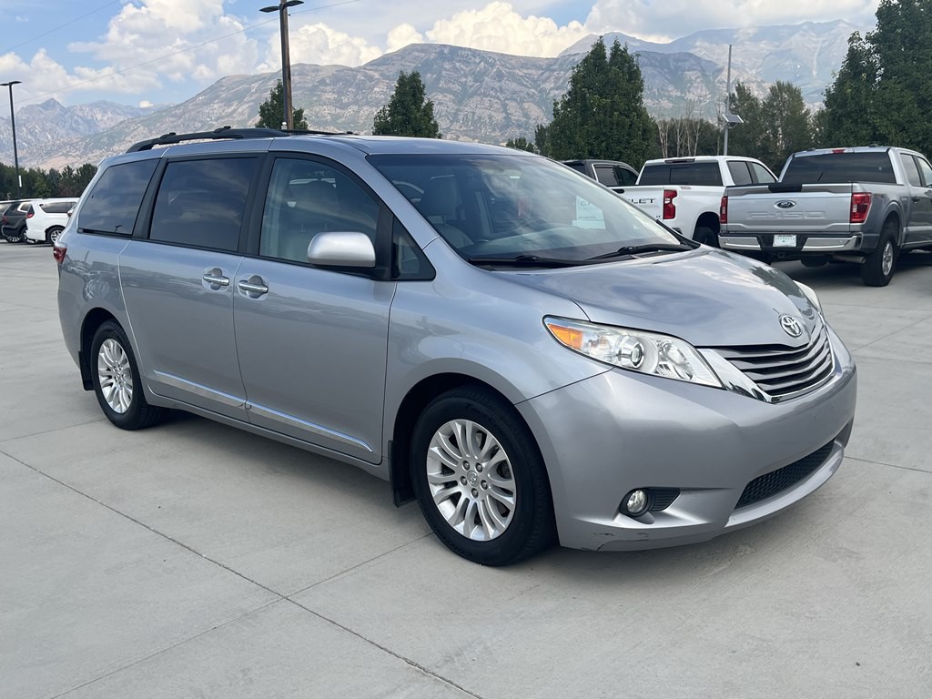 2017 Toyota Sienna Image 1