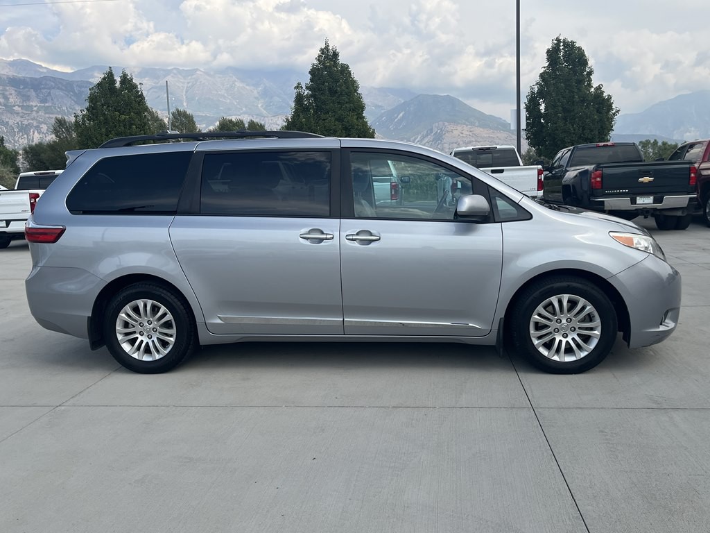 2017 Toyota Sienna Image 2