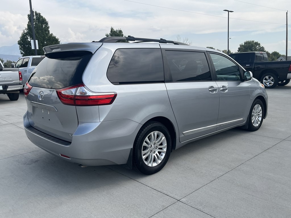 2017 Toyota Sienna Image 3