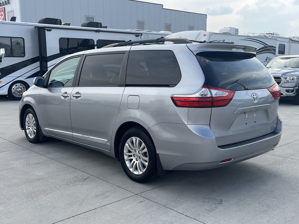 2017 Toyota Sienna Image 5