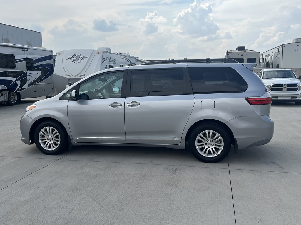 2017 Toyota Sienna Image 6