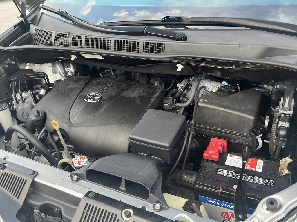 2017 Toyota Sienna Image 9