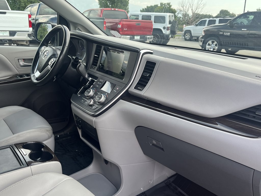 2017 Toyota Sienna Image 11