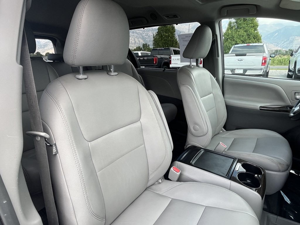 2017 Toyota Sienna Image 12