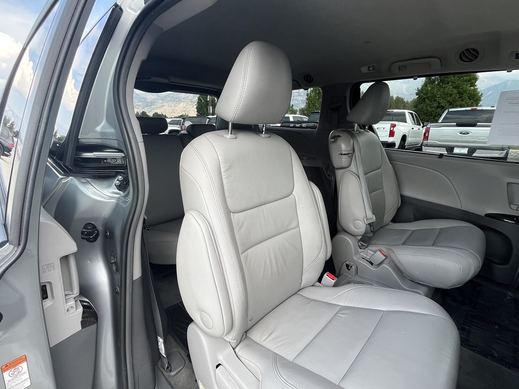 2017 Toyota Sienna Image 14
