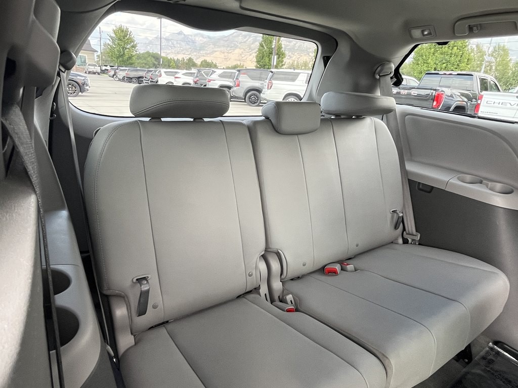 2017 Toyota Sienna Image 15