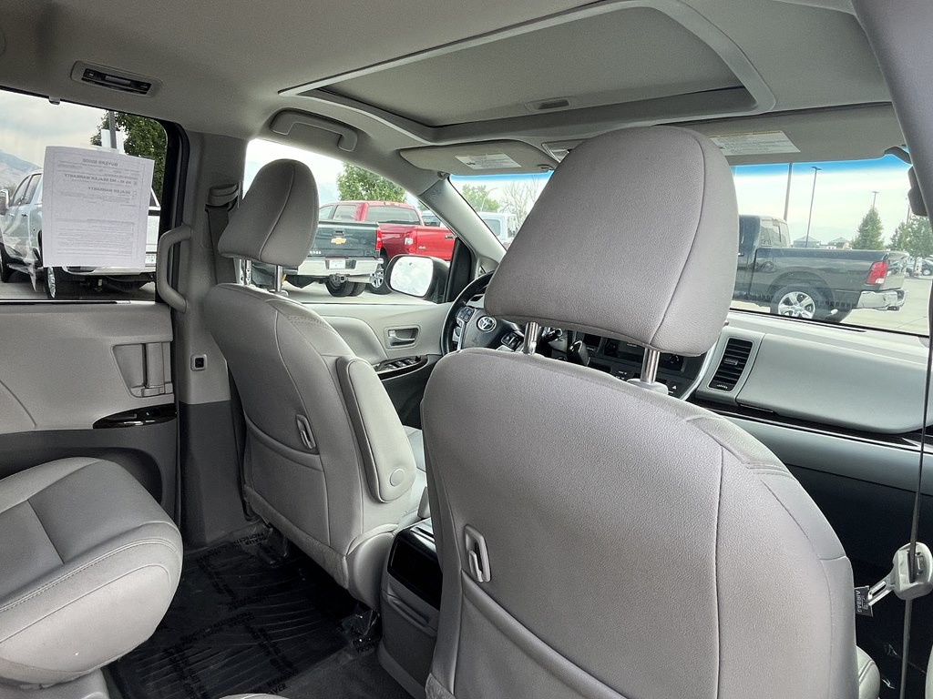 2017 Toyota Sienna Image 16