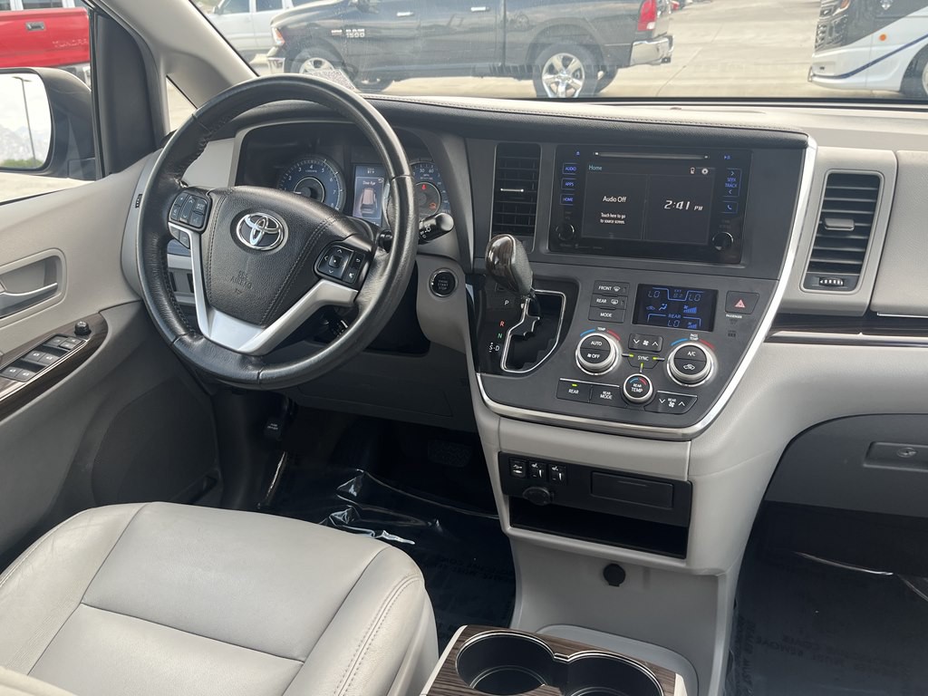 2017 Toyota Sienna Image 18