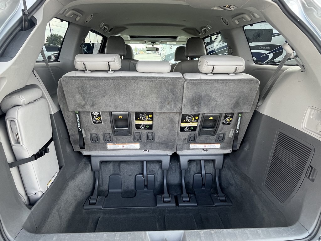 2017 Toyota Sienna Image 19