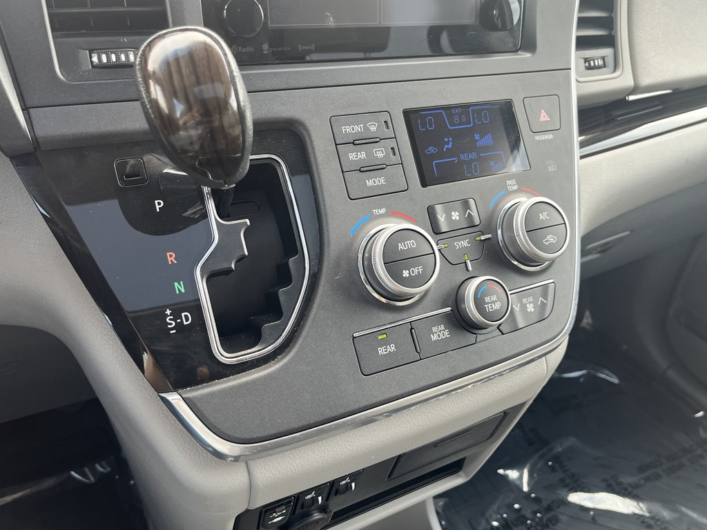 2017 Toyota Sienna Image 23