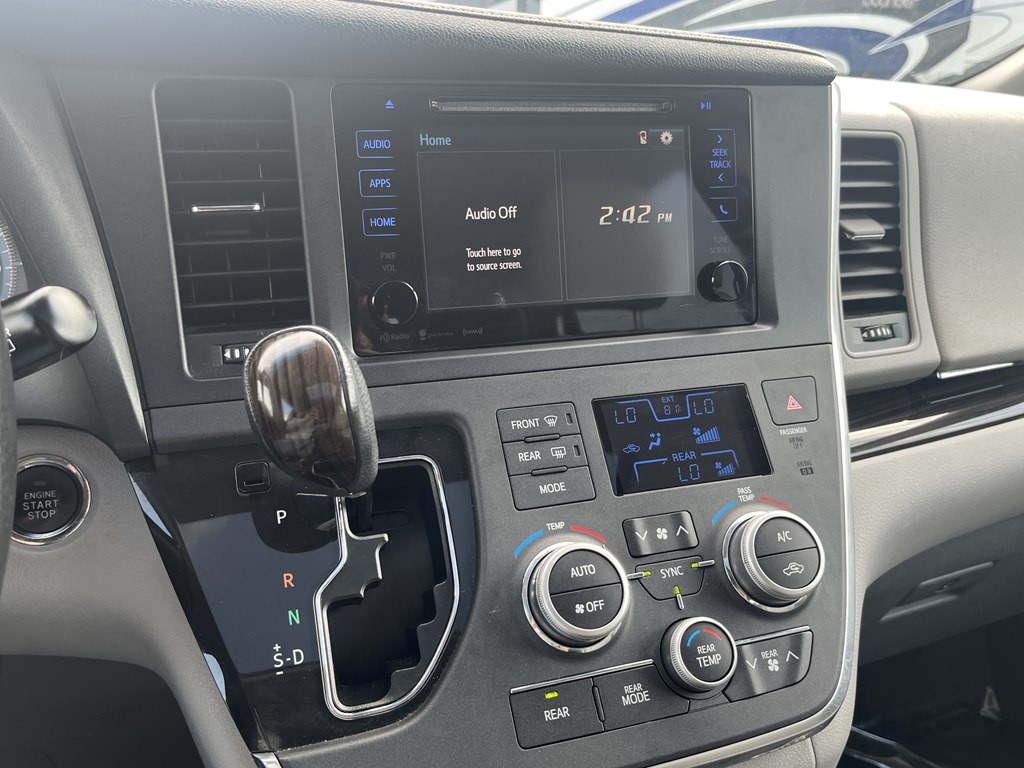 2017 Toyota Sienna Image 24