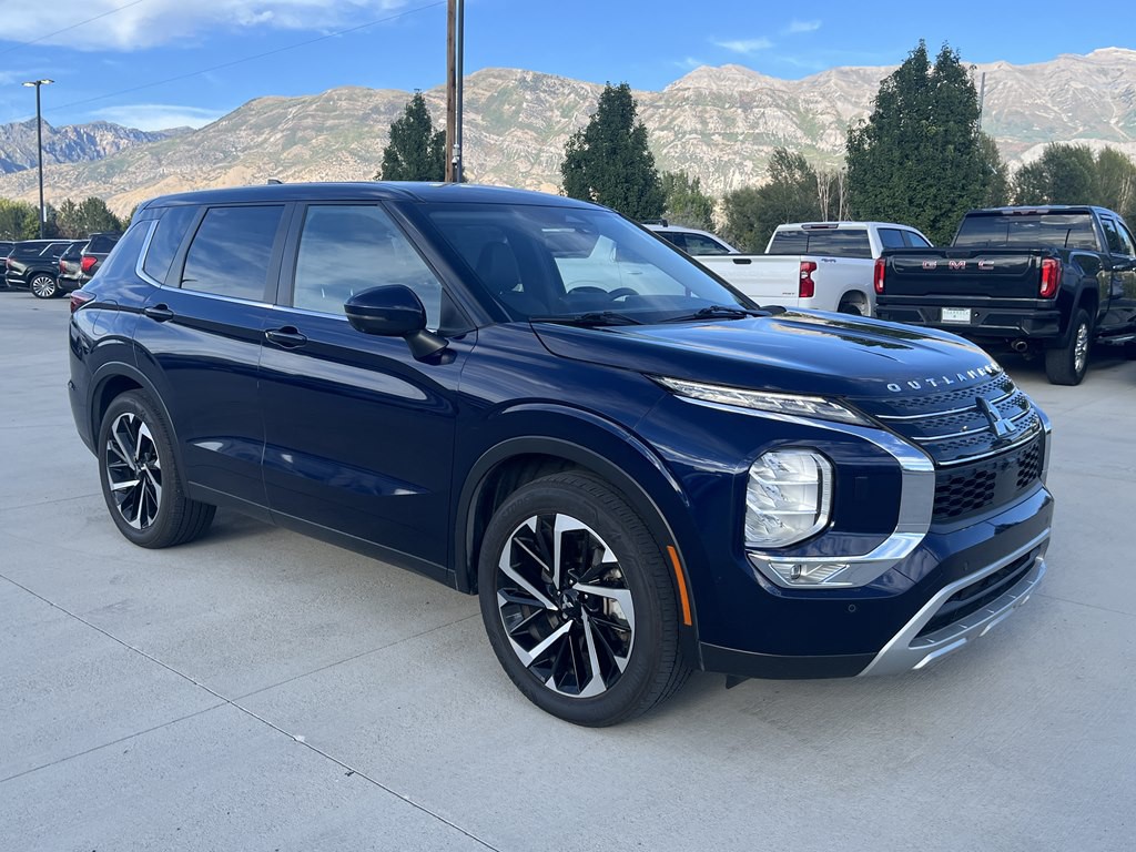 2022 Mitsubishi Outlander Image 1