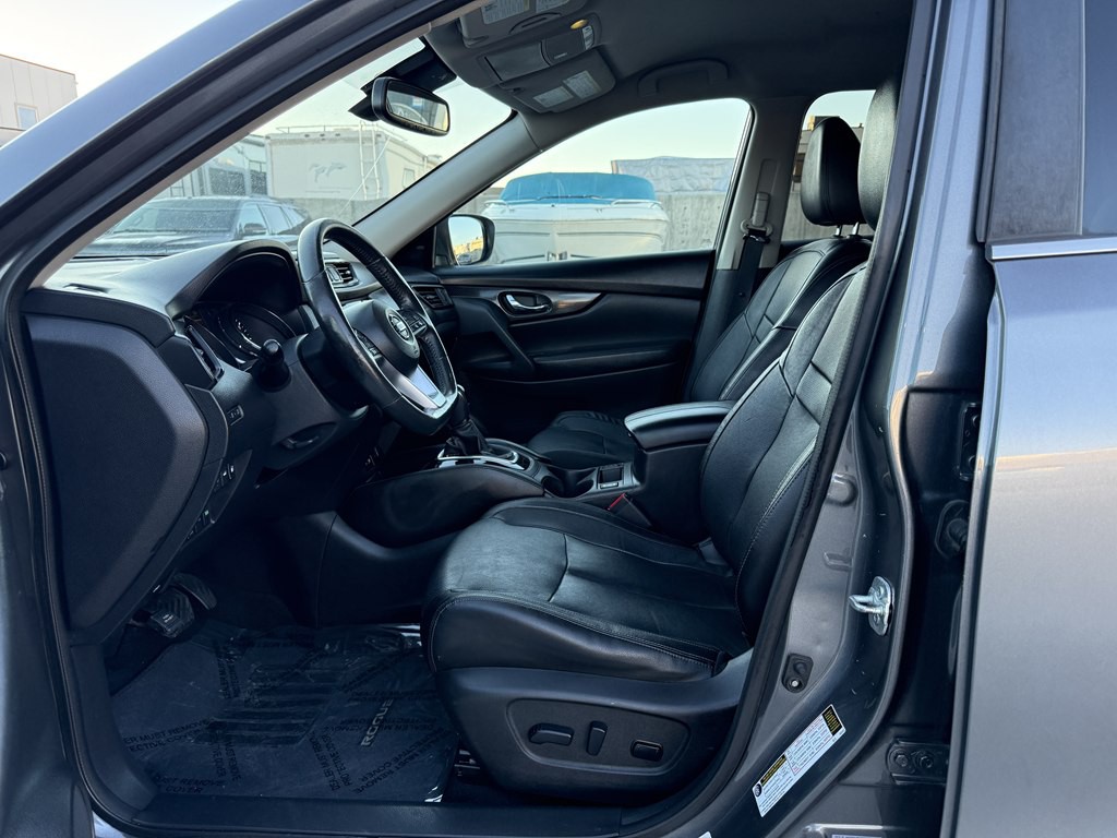 2018 Nissan Rogue Image 16