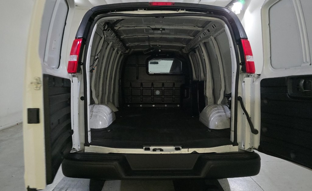 2022 Chevrolet Express Image 7