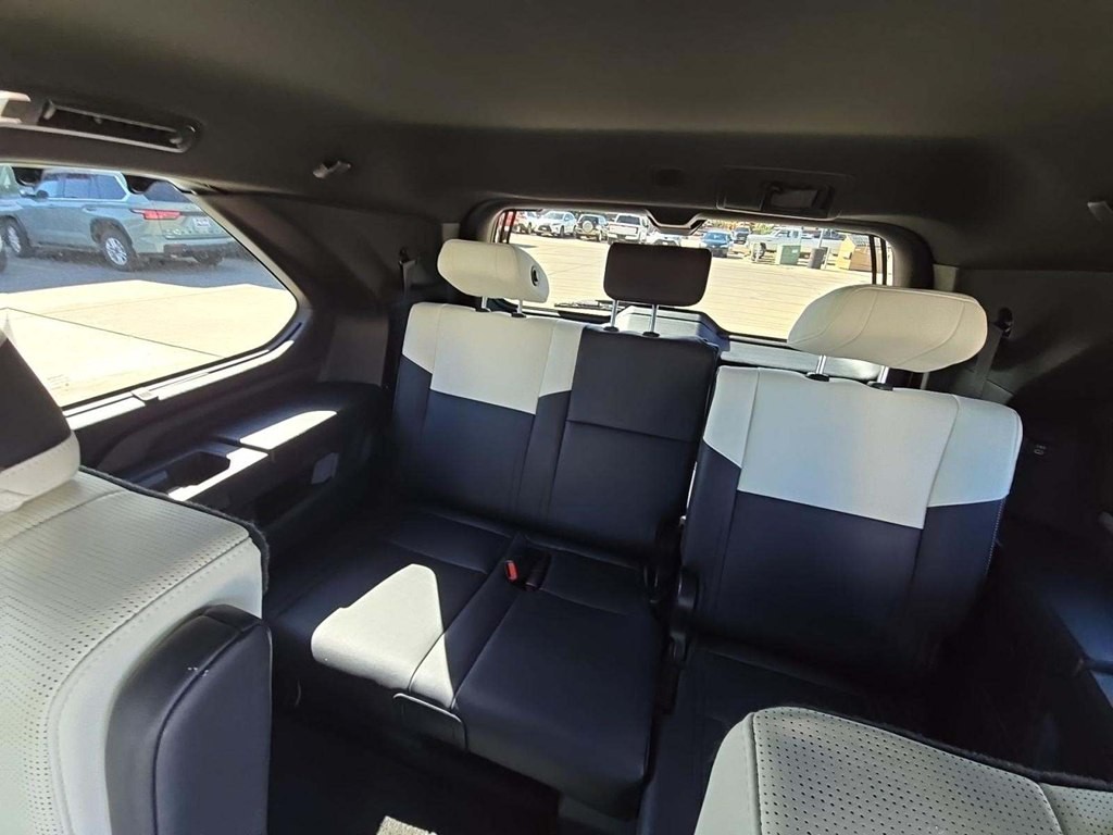 2023 Toyota Sequoia Image 11