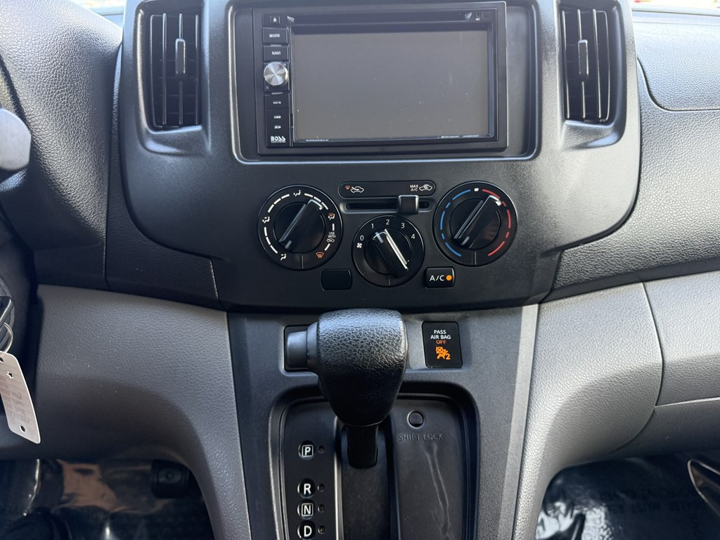 2015 Chevrolet Express Image 30