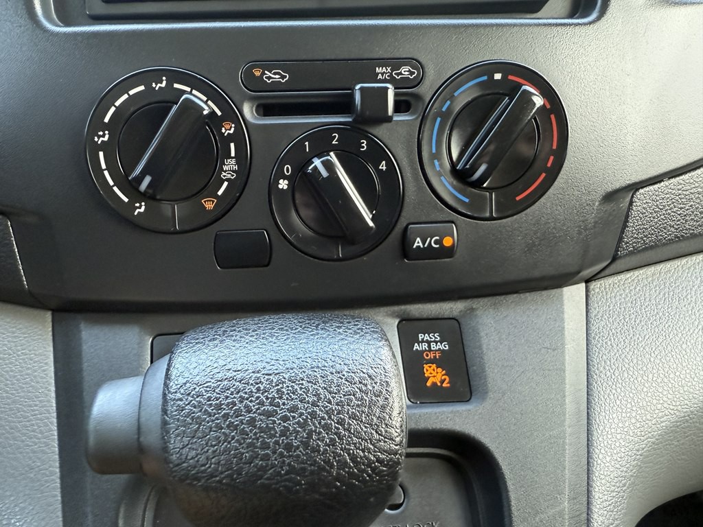 2015 Chevrolet Express Image 32