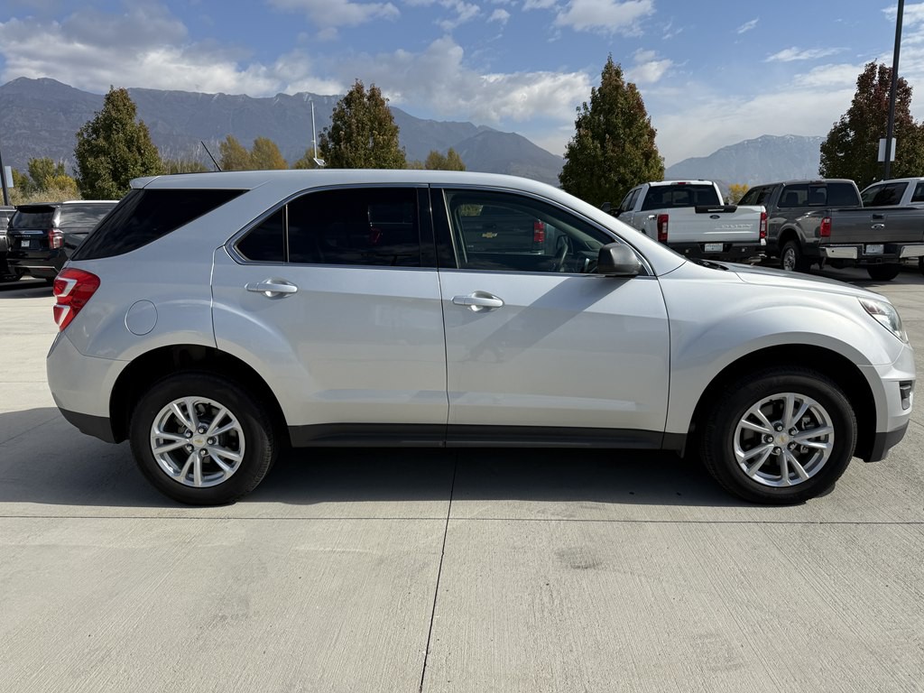2017 Chevrolet Equinox Image 2
