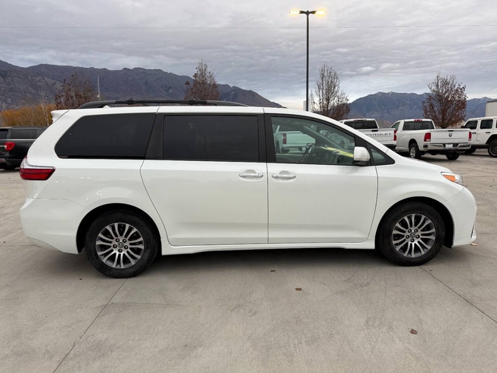 2018 Toyota Sienna Image 2