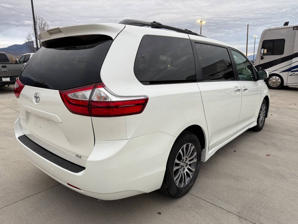 2018 Toyota Sienna Image 3